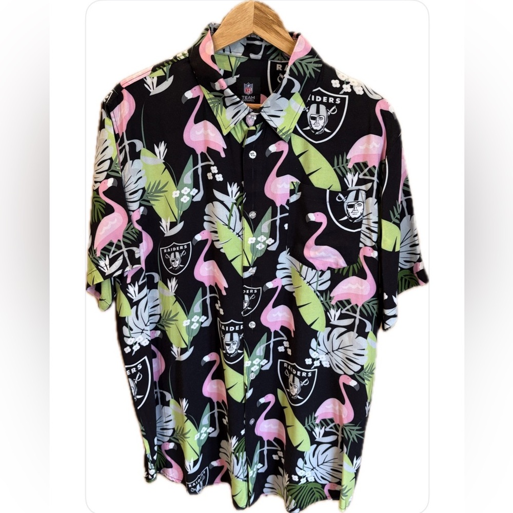 NFL Team Apparel NWOT Raiders Raining Flamingos Short Sleeve Button Down Shirt L